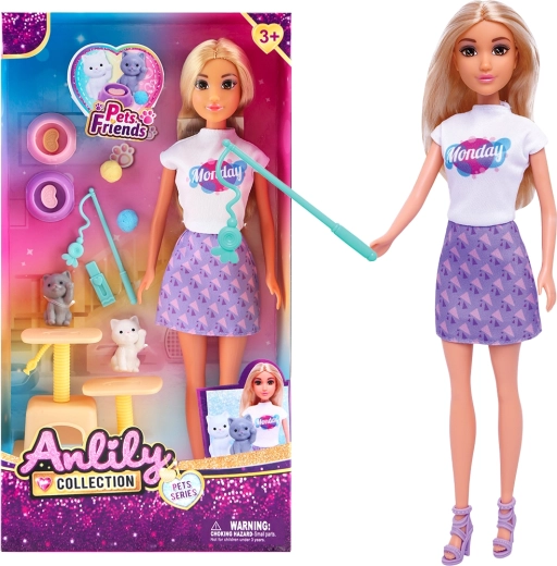 Poupée avec chatons et arbre à chat