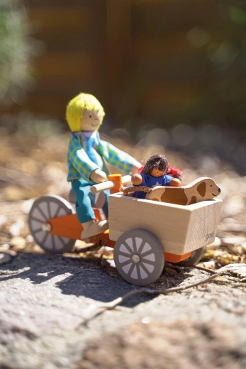 Vélo cargo en bois avec 2 poupées articulées et un petit chien