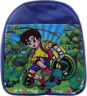Sac à dos garçon sur skateboard