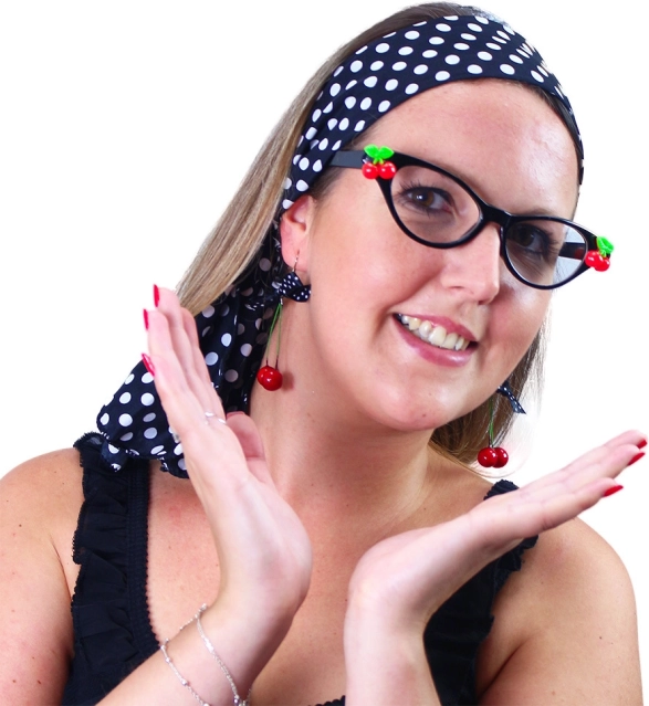 Ensemble rétro avec lunettes cerise et accessoires