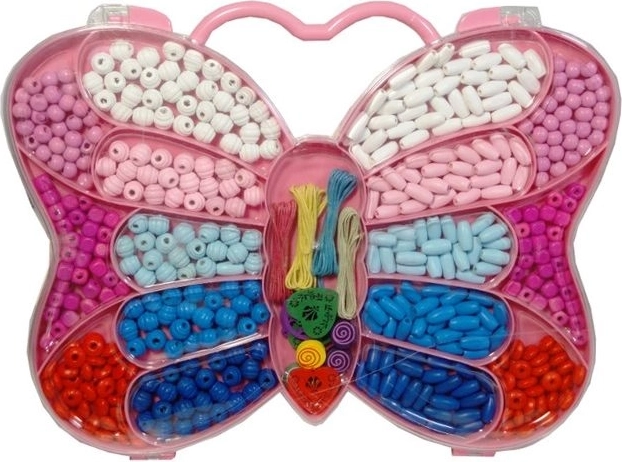 Perles en bois colorées dans une boîte en forme de papillon