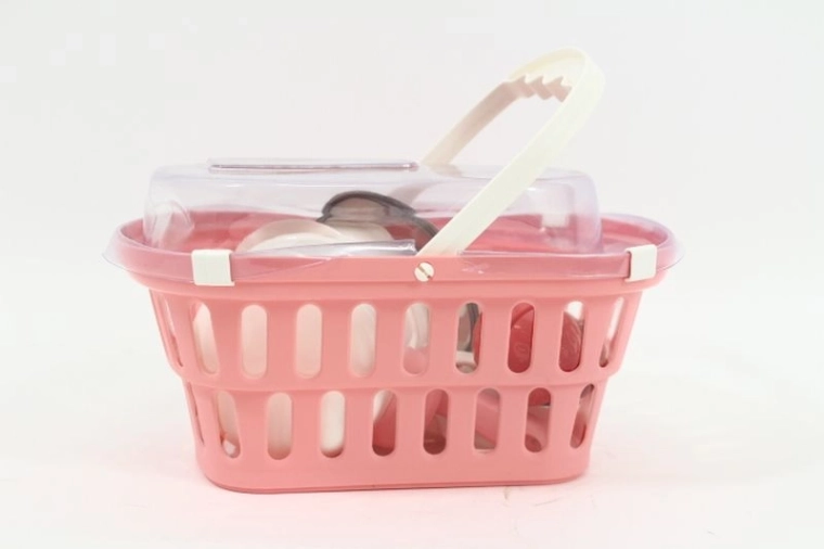 Ensemble de vaisselle pour enfants dans un panier