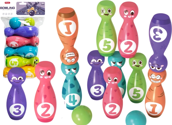 Ensemble de quilles avec visages joyeux