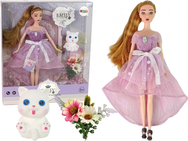 Poupée Emily aux longs cheveux avec un chaton blanc