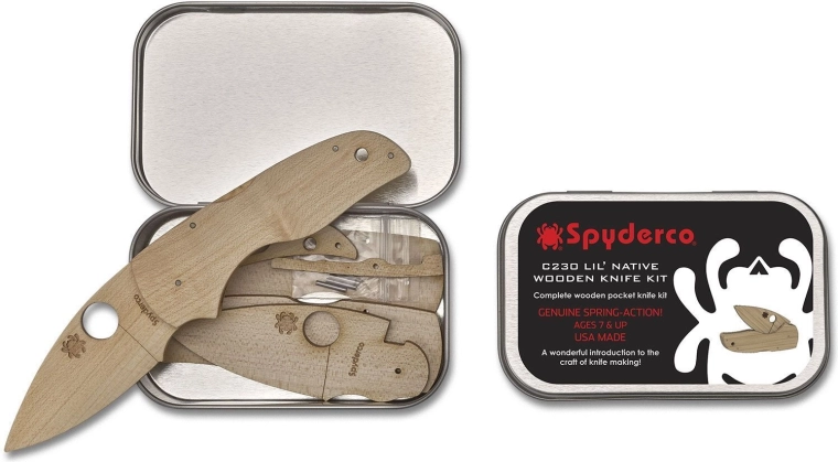 Kit de construction en bois du couteau Spyderco Lil' Native dans une boîte en métal