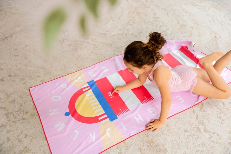 Quut serviette enfant et tapis de jeu phare rouge 140 × 70 cm
