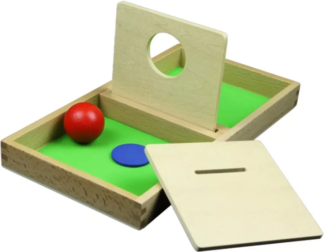 Planche en bois avec ouverture pour faire passer une balle et un disque