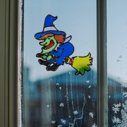 Décoration de fenêtre d’Halloween, sorcière colorée