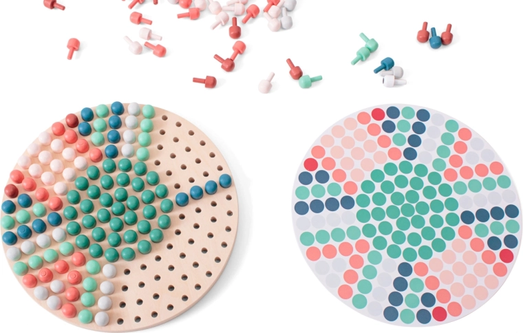 Mosaïque en bois avec chevilles et modèles