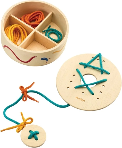 Plaques à lacer PlanToys avec lacets dans une boîte de rangement