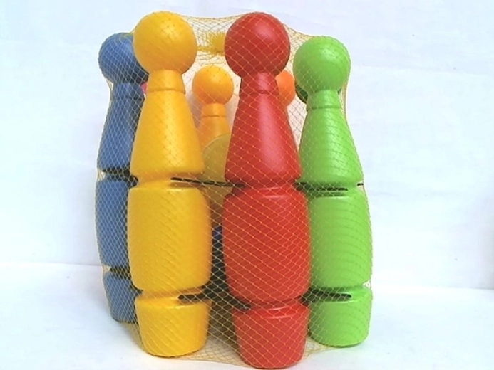 Petits quilles pour enfants dans un panier