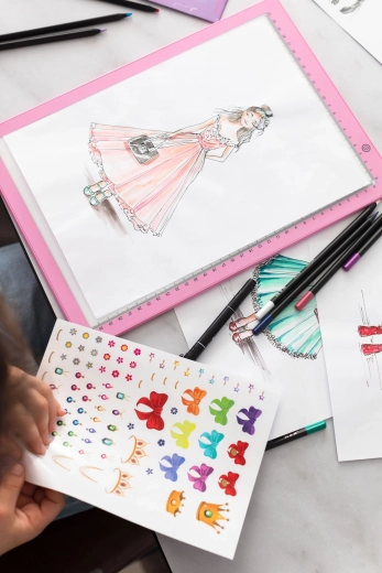 Atelier de stylisme Artissimo XXL avec tablette lumineuse LED – tenues tendance