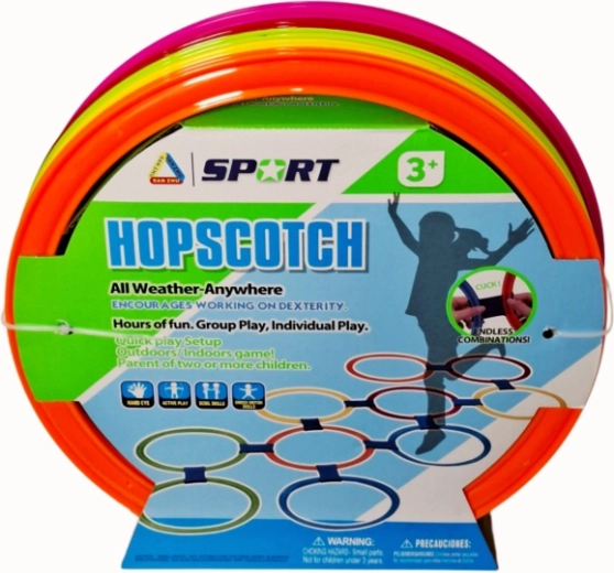 Jeu de motricité coloré avec cerceaux pour sauter et construire un parcours