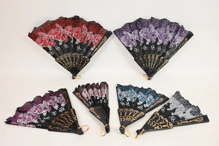 Éventail pliant avec motif de papillons