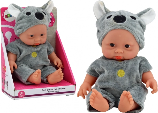 Petite poupée bébé en tenue koala grise avec bonnet