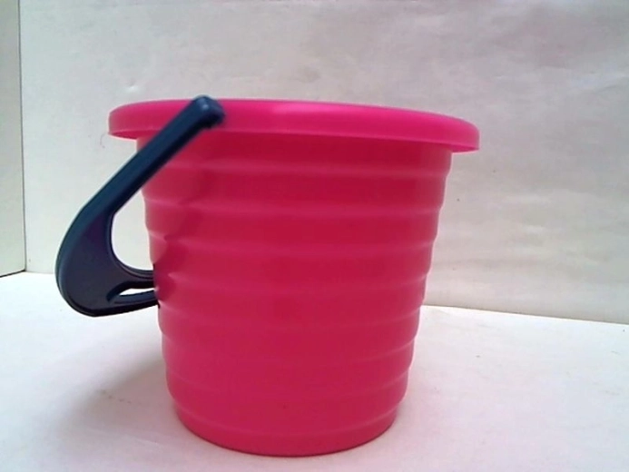 Petit seau en plastique nervuré
