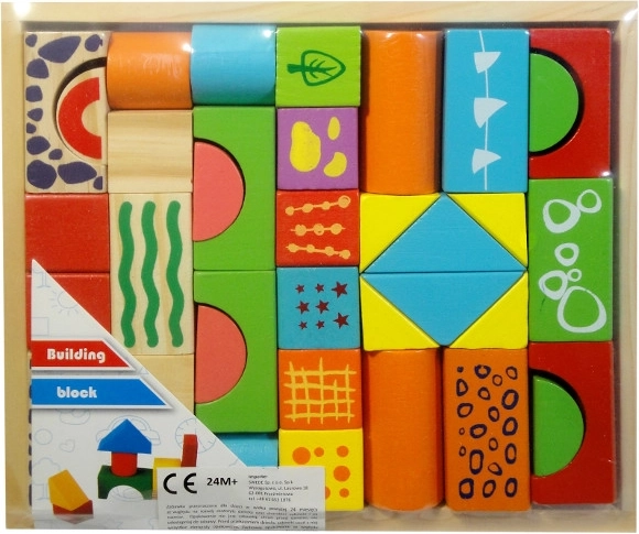 Cubes en bois colorés dans une caisse