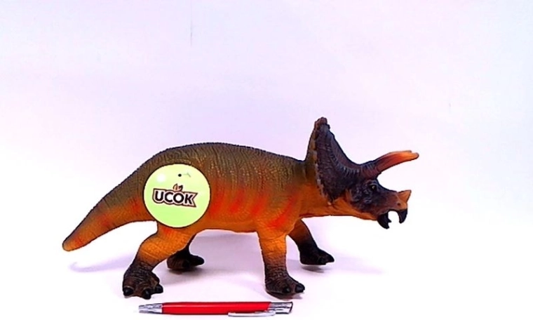 Dinosaurus Tricératops tout doux avec son