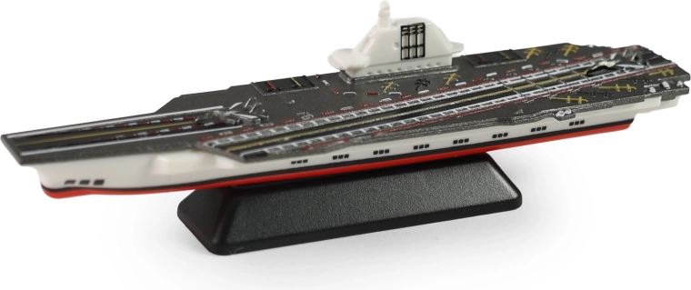 Maquette de porte-avions militaire