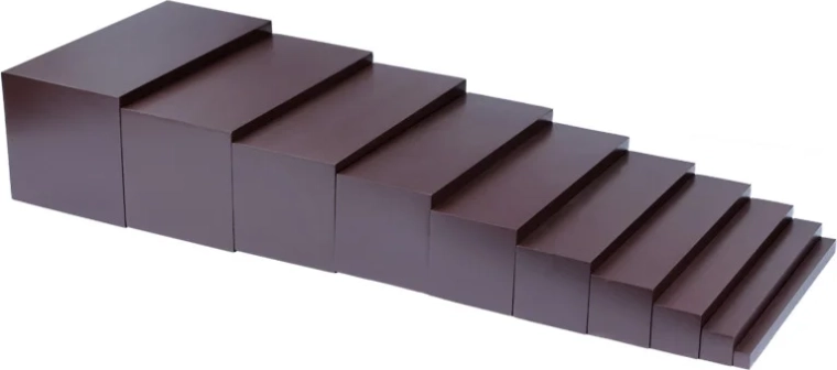 Escalier marron Montessori Moyo