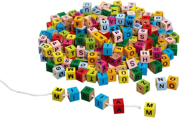 Lettres colorées à enfiler