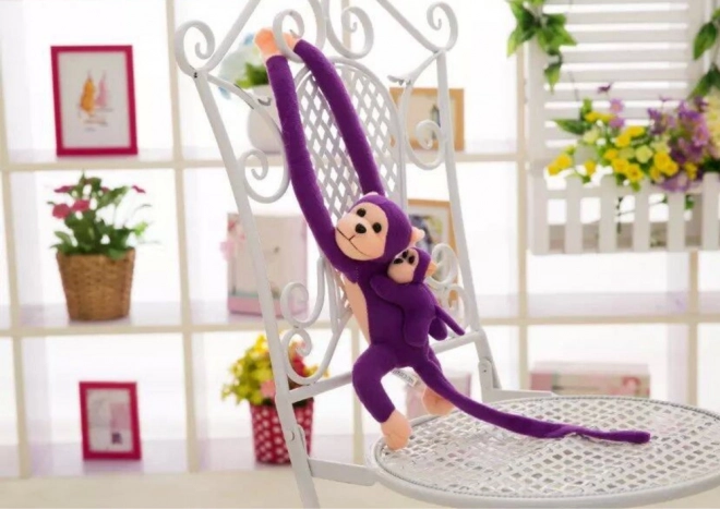 Singe en peluche violet avec bébé