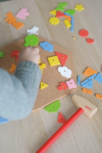 Jeu de clouage avec marteau et clous – maison