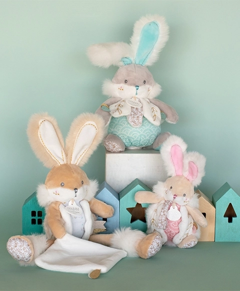 Lapin en peluche avec hochet et attache-tétine 21 cm