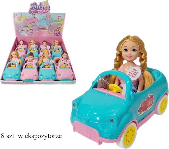 Poupée dans une petite voiture