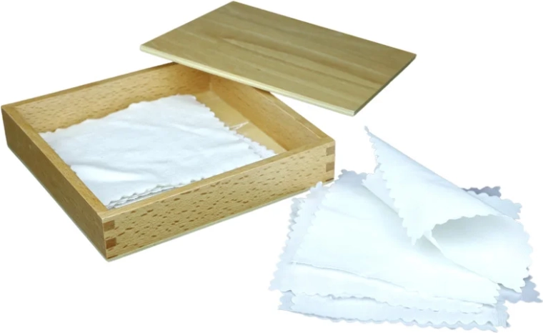 Boîte Montessori Moyo avec tissus