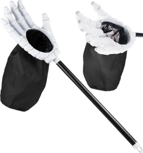 Main squelettique d’Halloween avec petit sac