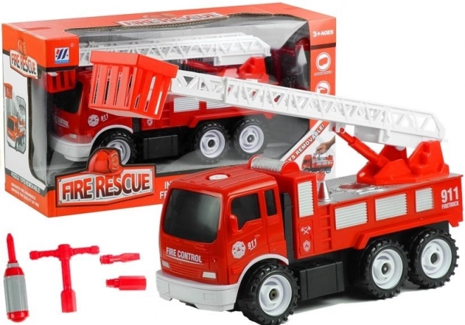 Camion de pompiers avec échelle et outils