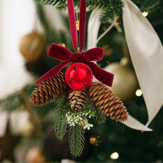 Décoration de Noël pour porte, sapin avec pomme de pin et boule rouge