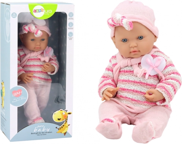 Poupée bébé en pull rayé rose avec bonnet et écharpe