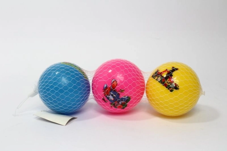Lot de trois balles colorées dans un filet