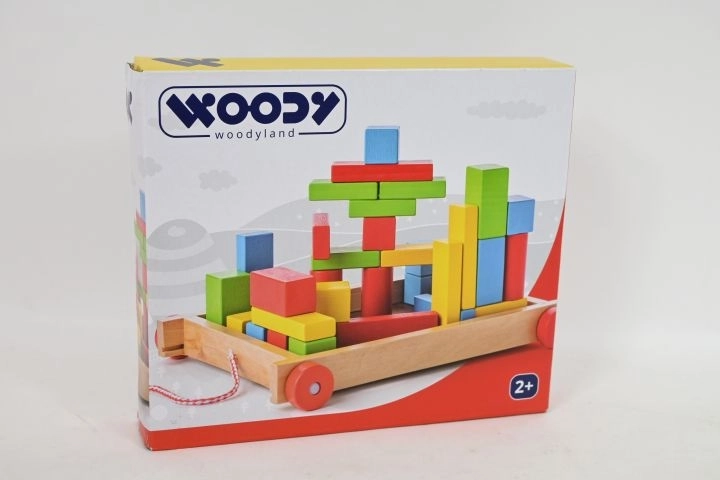 Chariot en bois avec cubes colorés à tirer