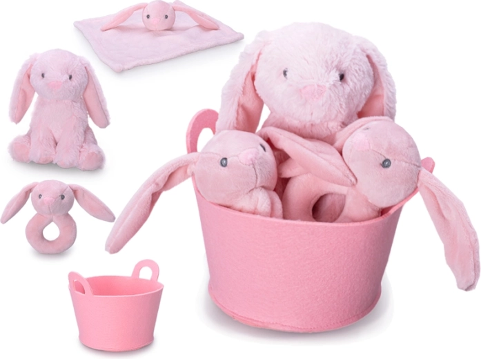 Coffret cadeau pour bébé avec lapin en peluche rose, hochet et doudou dans un panier