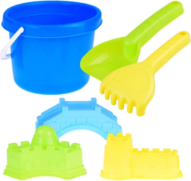 Ensemble de plage pour le sable avec seau, pelle, râteau et moules