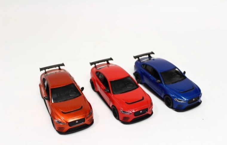 Modèle de voiture Jaguar XE SV Project 8 avec projecteur, 4x4 - 1 pièce