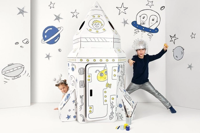 Grande fusée spatiale en carton