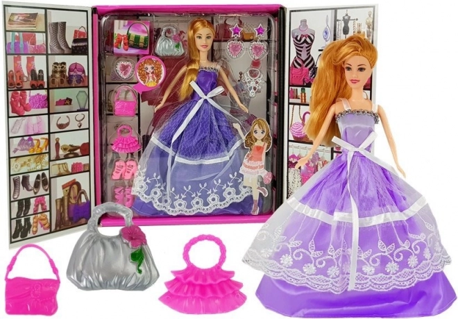 poupée en robe violette avec accessoires – sacs à main, bijoux et escarpins
