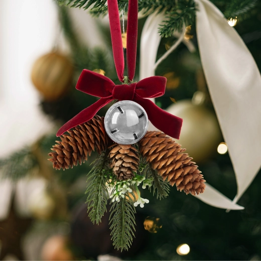 Décoration de Noël pour porte, sapin avec pomme de pin et clochette argentée