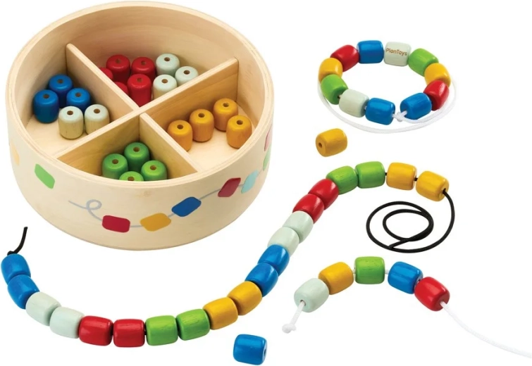 PlanToys enfilage de perles dans une boîte