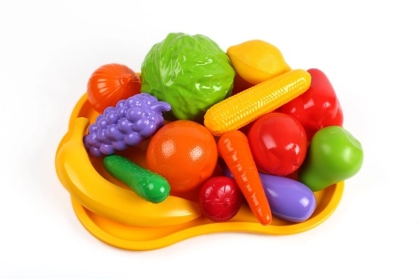 Ensemble de fruits et légumes en plastique avec plateau