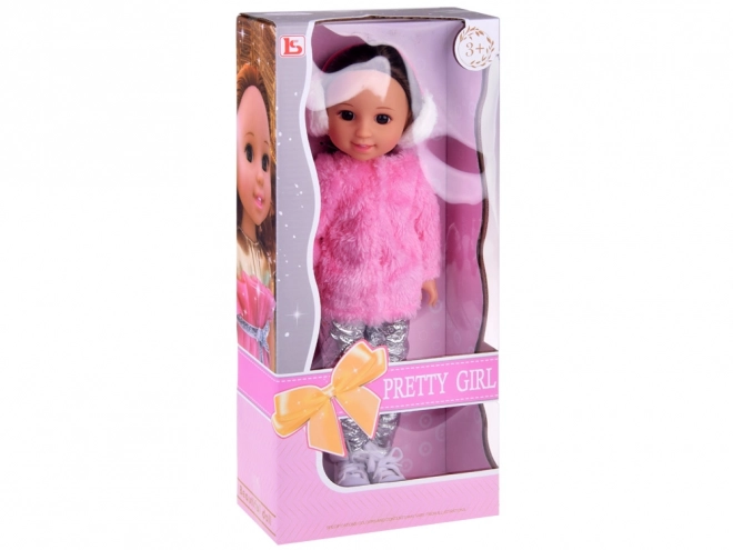 Poupée mignonne avec fourrure rose et cache-oreilles d'hiver