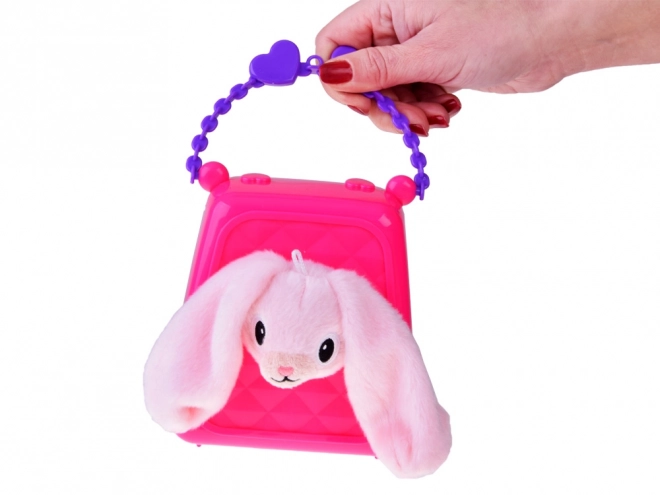 Jolie sacoche avec un lapin en peluche