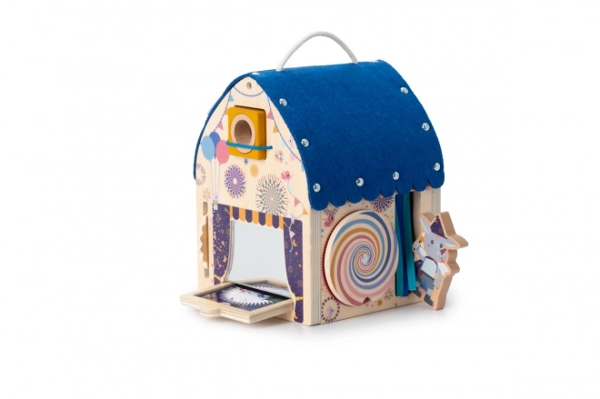 Lilliputiens - maison en bois pleine d'illusions d'optique