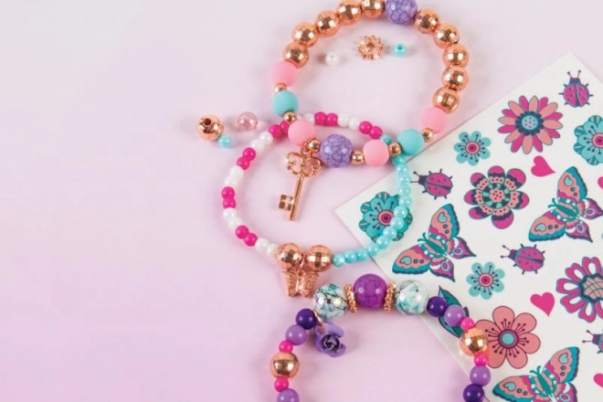 Bracelets et tatouages, fleurs