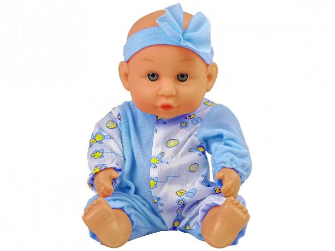 Poupée bébé sur le pot avec un nœud bleu