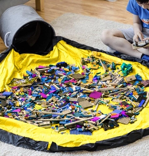 Panier à jouets gris avec tapis